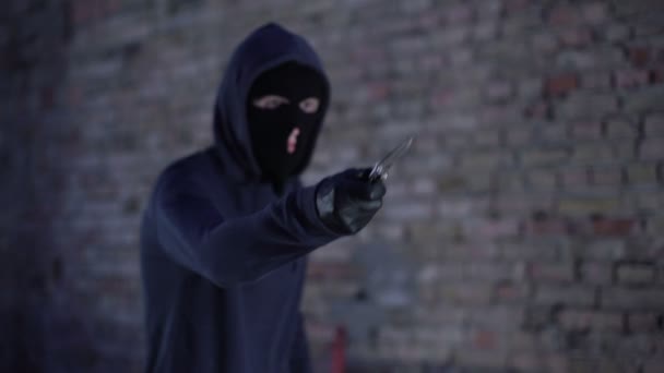 Oidentifierade Rånare Med Kniv Extorting Pengar Hotande Vapen Inbrott — Stockvideo