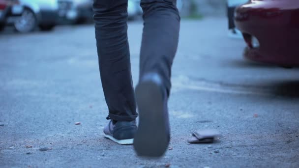 Ehrlicher Mann Gibt Verlorene Brieftasche Besitzer Auf Der Straße Zurück — Stockvideo