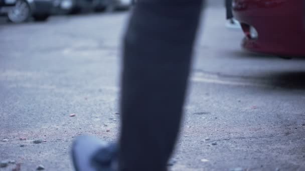 男扔吸烟走在大街上 肮脏的城市 垃圾污染 — 图库视频影像