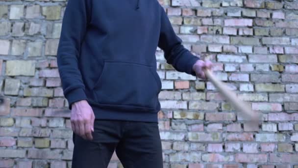 Manlig Gangster Med Bat Händerna Tegel Vägg Bakgrund Aggressiv Attack — Stockvideo