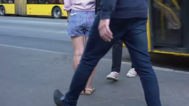 都会のライフ スタイルのショート パンツのポケットから女性のスマート フォンを盗む泥棒 — ストック動画