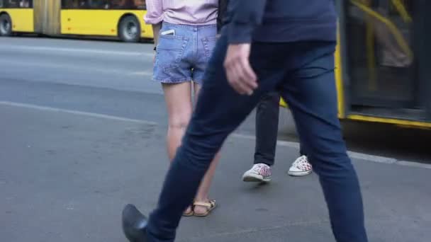 Ladrón Robar Teléfono Inteligente Femenino Pantalones Cortos Bolsillo Calle Estilo — Vídeos de Stock