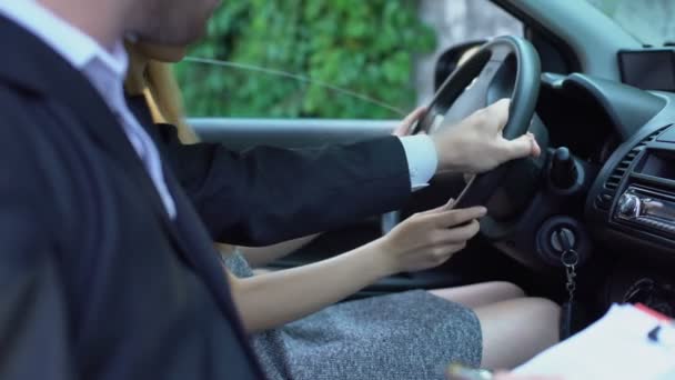 男性インストラクターの脚 学生と浮気に触れるドライブに若い女性を指導 — ストック動画