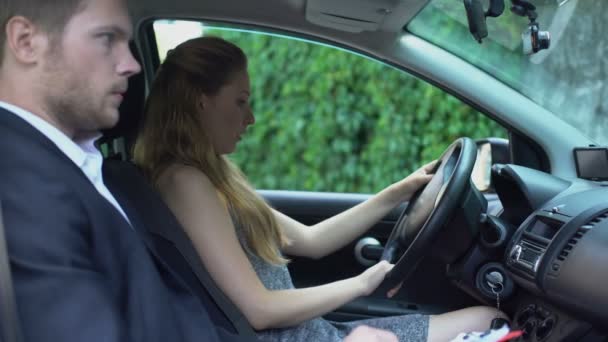 Traurige Frau Fällt Bei Führerscheinprüfung Durch Unglücklicher Ausbilder Schreibt Unterlagen — Stockvideo