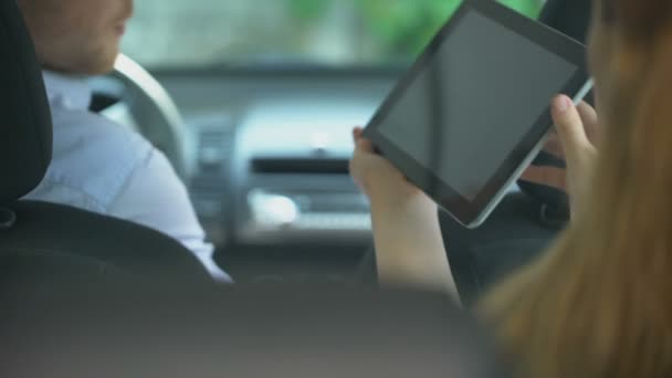 Vrouw Bestemming Plaats Tonen Aan Taxichauffeur Tablet Moderne Technologie Gps — Stockvideo