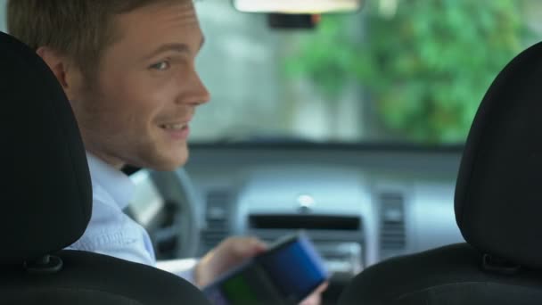 Schöner Taxifahrer Zeigt Zahlungsterminal Kontaktlosen Transaktionsservice — Stockvideo