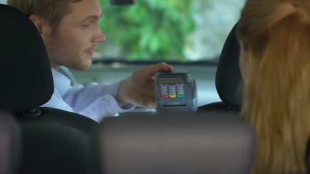 Pasajera Taxi Pagando Sin Contacto Por Terminal Tarjeta Crédito Transacción — Vídeos de Stock