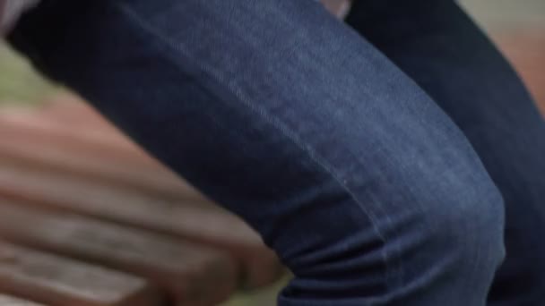 Человек Чувствует Боль Колене Стоя Мениски Повреждения Артрит Болезни Крупным — стоковое видео