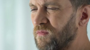 Yaşlanan erkek yakalamak sonra taslak, bakteriyel enfeksiyon, otitis ağrı sızı kulak vardır