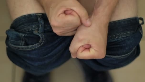 Напряженный Человек Туалете Сжатыми Кулаками Запором Геморрой Проблемы — стоковое видео