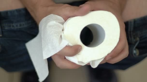 Мужчина Сжимает Рулон Туалетной Бумаги Чувствуя Геморрой Боль Кишечнике — стоковое видео
