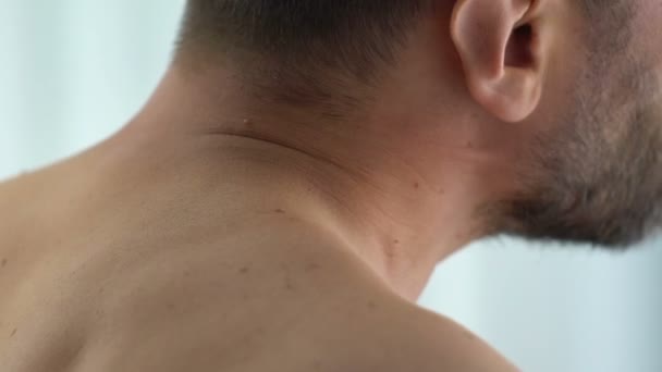 Paciente Massageando Pescoço Sentindo Dor Coluna Vertebral Espasmo Doloroso Medicina — Vídeo de Stock