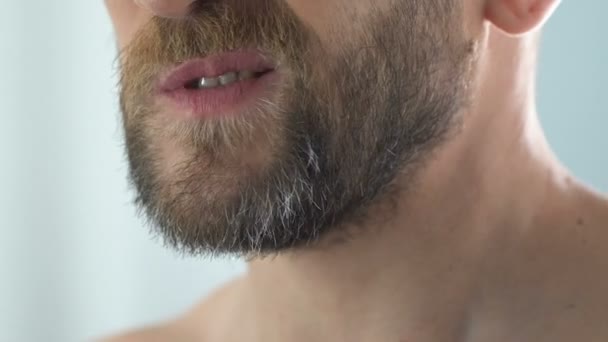 Man Att Röra Vid Kinden Känsla Toothpain Badrummet Karies Massa — Stockvideo