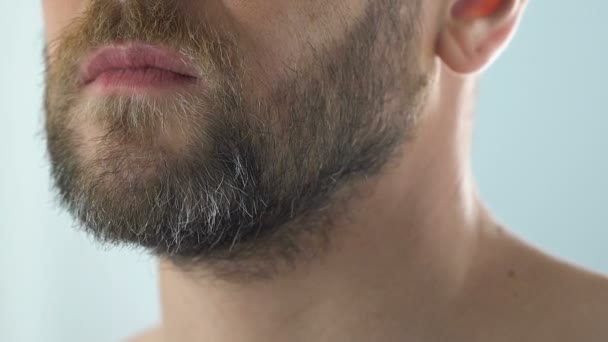 Skäggig Man Tittar Tänder Spegel Lidande Infektion Pulpitis Tandköttsproblem — Stockvideo