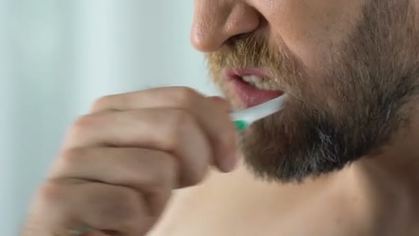 Paciente Dentista Tiene Encía Sangrante Mientras Cepilla Los Dientes Hipersensibilidad — Vídeo de stock