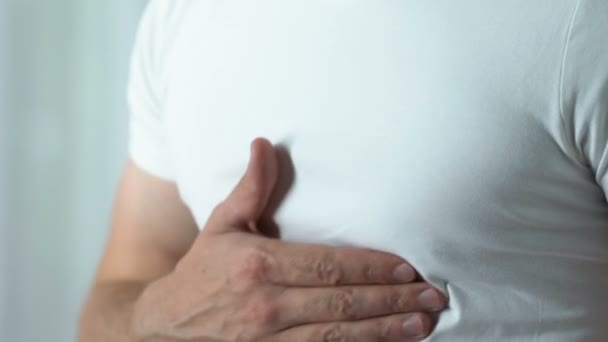 男人触摸乳房 心脏问题 不健康的生活方式 特写镜头 — 图库视频影像
