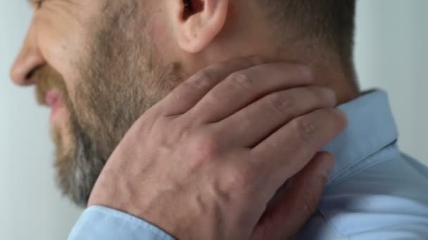 Männliche Berührung Des Nackens Starkes Krämpfen Oberer Rücken Eingeklemmter Nerv — Stockvideo
