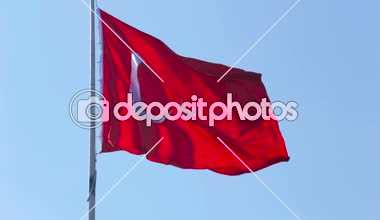 Türk Bayrakları rüzgarda güneşli gün, turizm, Müslüman din ve kültür tasa