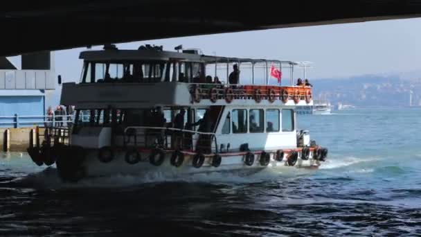 Steamer Passando Sotto Ponte Paesaggio Urbano Impressionante Attrazione Turistica Turca — Video Stock