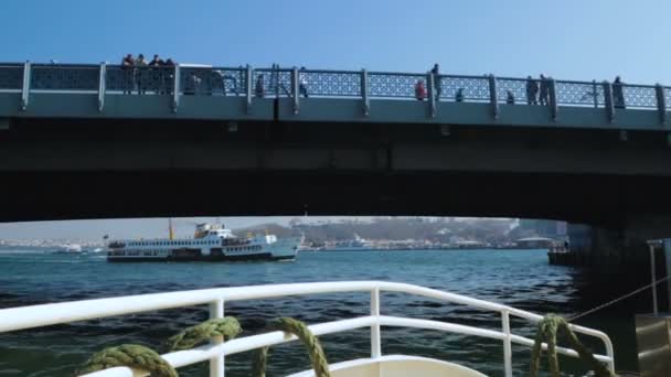 Ferienboot Segeln Unter Brücke Touristen Türkei Seereise Wunderbare Reise — Stockvideo