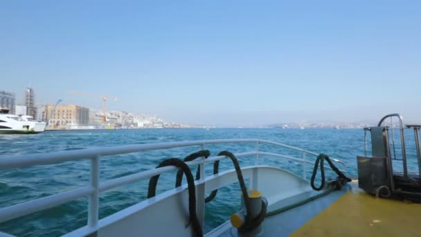 セーリング クルーザー 美しい風景 水平線の中トルコの海岸線風景 — ストック動画