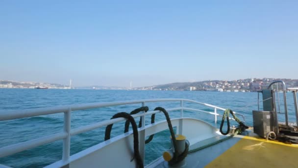 在地平线上海上驶向医疗度假村的船只 旅游交通 — 图库视频影像