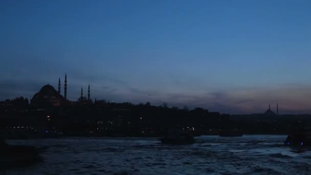 活跃的夜间旅游生活在伊斯坦布尔 照亮蓝色清真寺地标 — 图库视频影像