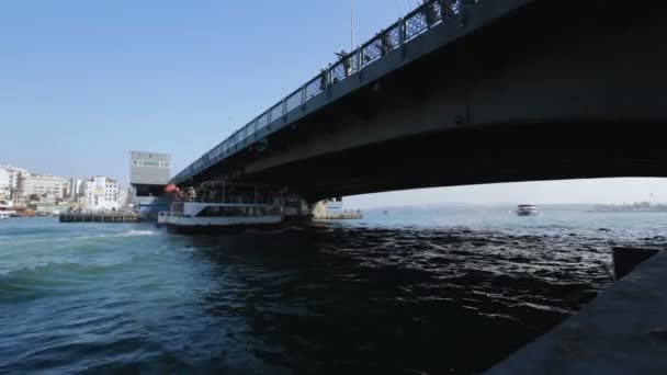 满载游客巡洋舰桥下航行 人们钓鱼 乘船游览 — 图库视频影像