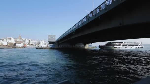 班轮在桥下转弯 通道运输 博斯波鲁斯巡航在伊斯坦布尔 — 图库视频影像
