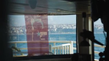 Türk bayrağı turist gemisi, toplu taşıma gemide izlerken görünümü