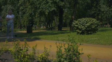 Parkta çalıştıran ve birbirlerine, spor, slowmotion yapıyor gülümseyen yaşlı çift