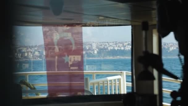 Blick Durch Die Türkische Flagge Bord Des Touristenschiffes Öffentliche Verkehrsmittel — Stockvideo