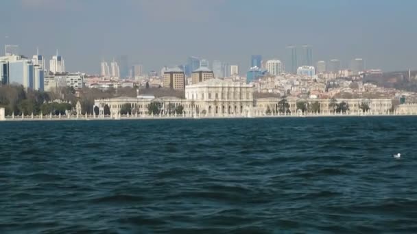 Чудовим Бачення Човна Плавання Chiragan Палац Босфор Круїз Туреччині — стокове відео