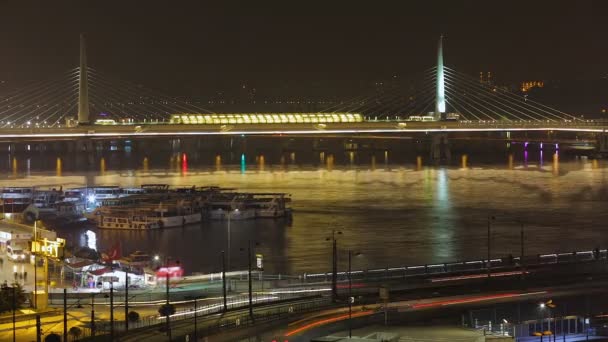 Beleuchtete Goldene Hupe Bahn Brücke Verschwommene Linien Des Belebten Verkehrs — Stockvideo