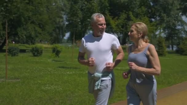 Volwassen Emotionele Paar Joggen Het Park Actief Vol Energie Slow — Stockvideo