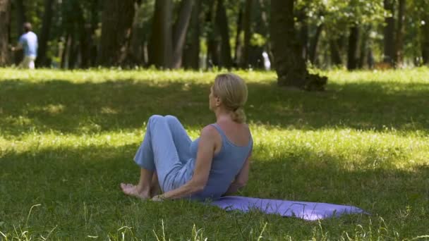 Estilo Vida Saudável Mulher Velha Fazendo Asanas Ioga Parque Tapete — Vídeo de Stock