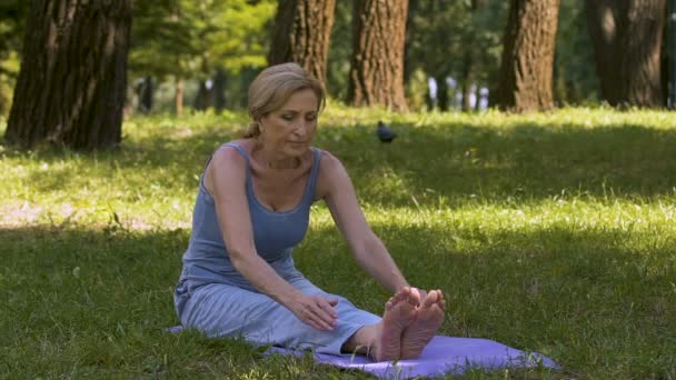 Joven Dama Estirándose Parque Sobre Estera Yoga Asana Amateur Buena — Vídeo de stock