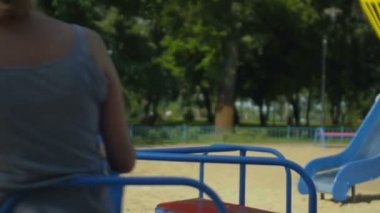 Atlıkarınca yaşlı çift, çocukluk, hatırlayarak ile ihale duyguları, uyuşuk