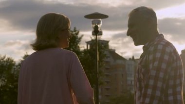 Reunion eski sevgili, sihirli saat sırasında dans toplantı, mutlu gelecek sürpriz