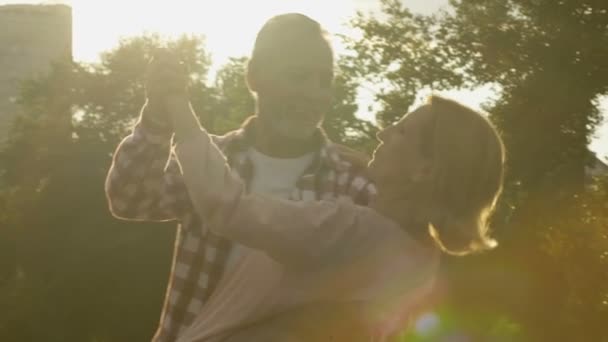 Casal Sênior Dançando Durante Hora Mágica Amor Emoções Felicidade — Vídeo de Stock
