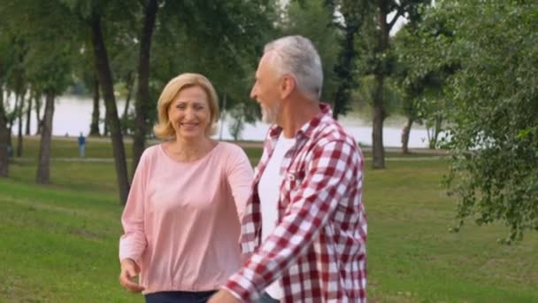 Joie Vieillesse Heureux Vieil Homme Femme Souriant Après Une Visite — Video