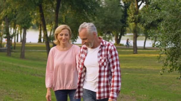 老夫妇在公园里散步和接吻 光明的未来 永恒的爱 — 图库视频影像