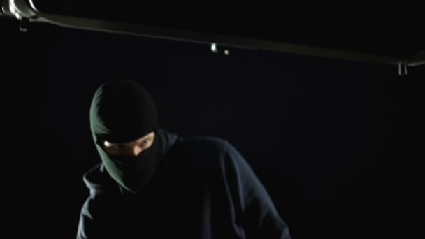 劫匪在巴拉克拉瓦打开汽车后备箱 安全系统 — 图库视频影像