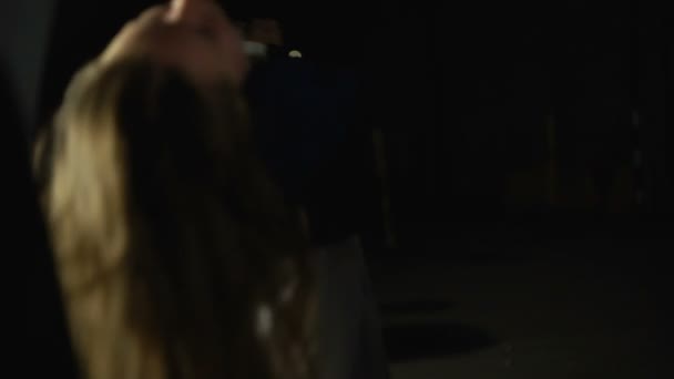 Raptor Caminhando Para Carro Com Vítima Feminina Amarrada Colocando Mulher — Vídeo de Stock