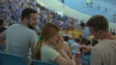Adam kız futbol maç, sürpriz sırasında Stadyumu'nda yapma teklifine