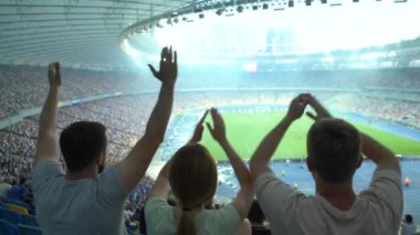 İlahi, Milli takım Stadyumu'nda destekleyen eller, alkışlar futbol taraftarları