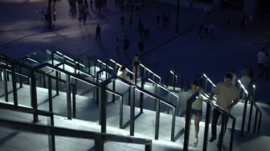 Genç çift müzeye, hafta sonu ilginç geç günübirlik yukarı gidiyor