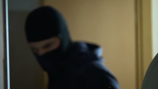 Criminelle Nerveuse Enlevant Cagoule Regardant Dans Miroir Après Crime — Video