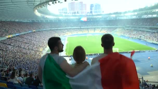 Fãs Futebol Com Bandeira Italiana Pulando Estádio Torcendo Pela Seleção — Vídeo de Stock
