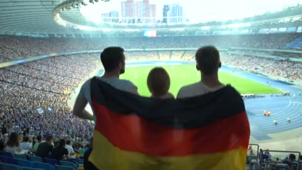 Fani Piłki Nożnej Niemiecką Banderą Skoki Stadionie Doping Dla Drużyny — Wideo stockowe